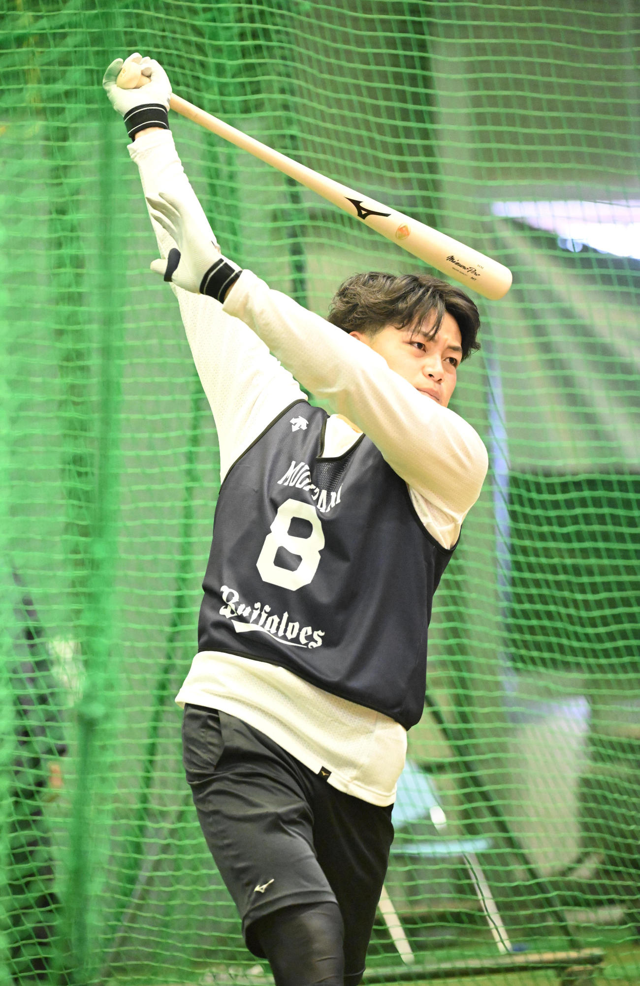 新人自主トレでティー打撃を行うオリックス1位・麦谷（撮影・和賀正仁）