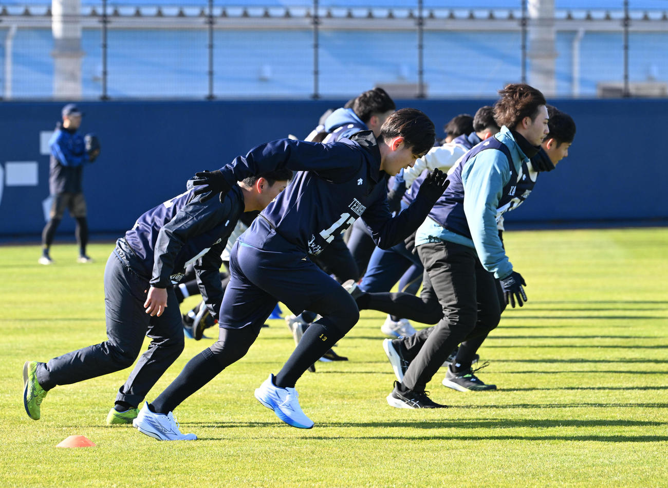 合同自主トレをするオリックス2位・寺西（手前）ら新人選手（撮影・和賀正仁）