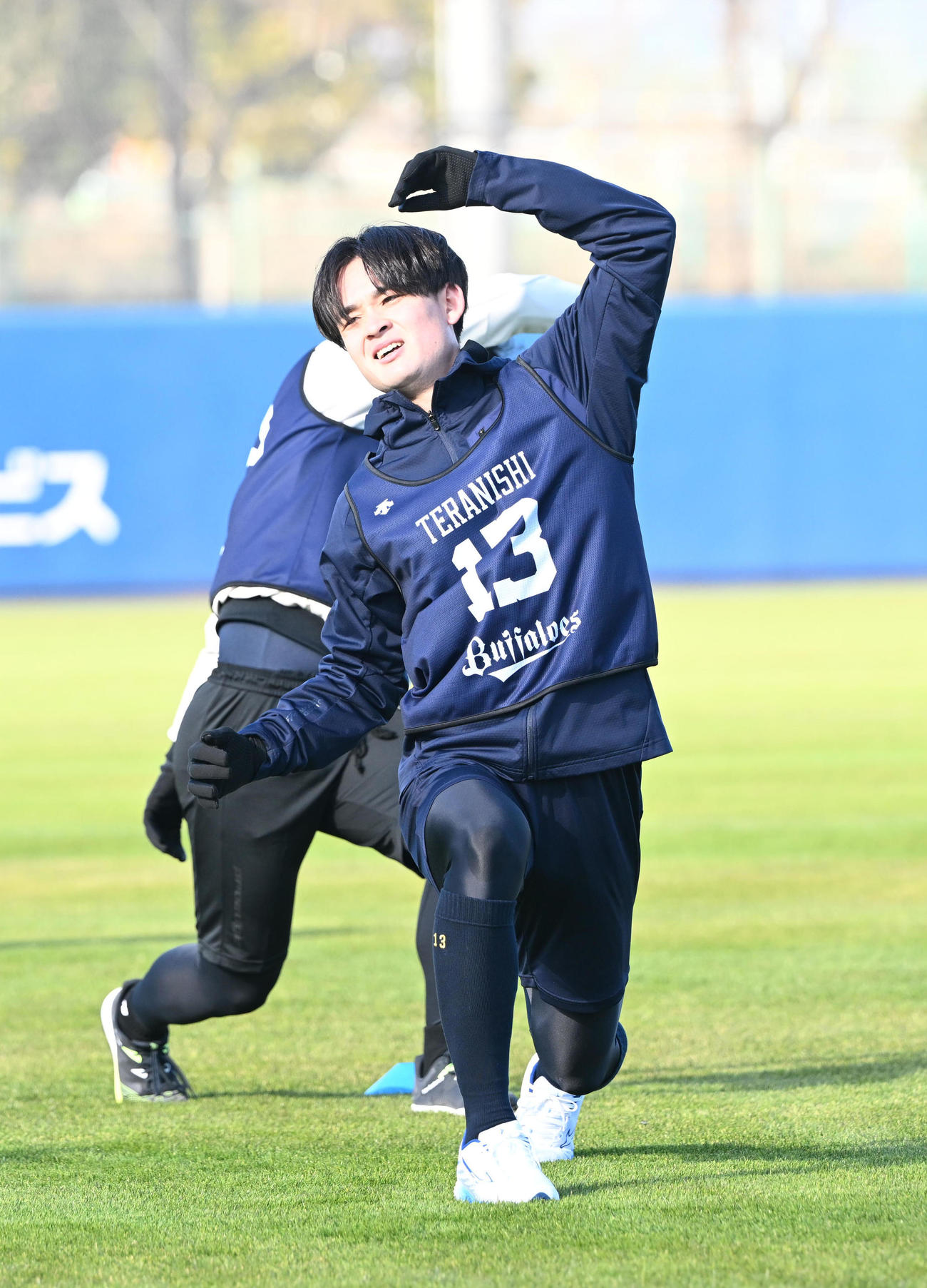 明るい表情で合同自主トレをするオリックス2位・寺西（撮影・和賀正仁）