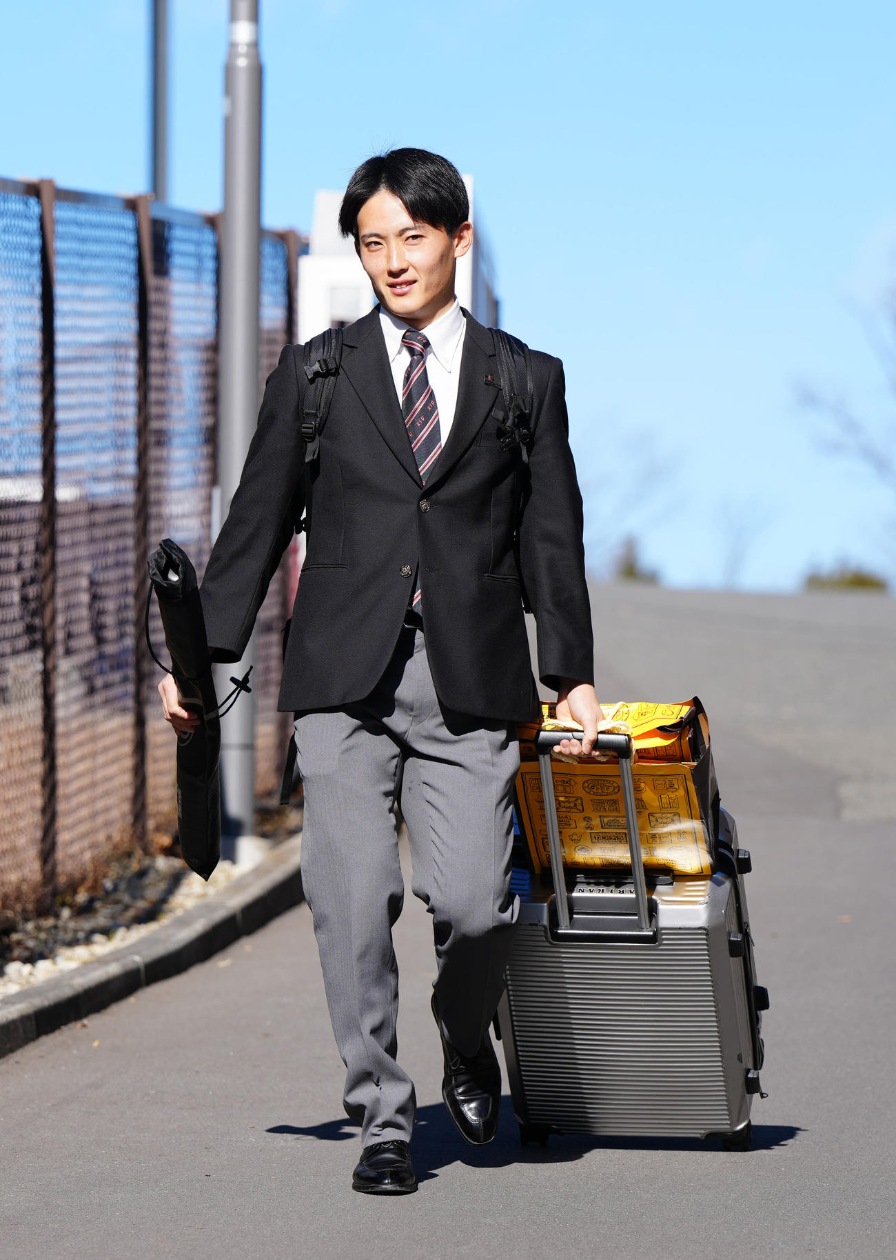 寮へ向かう巨人ドラフト2位の浦田（撮影・江口和貴）