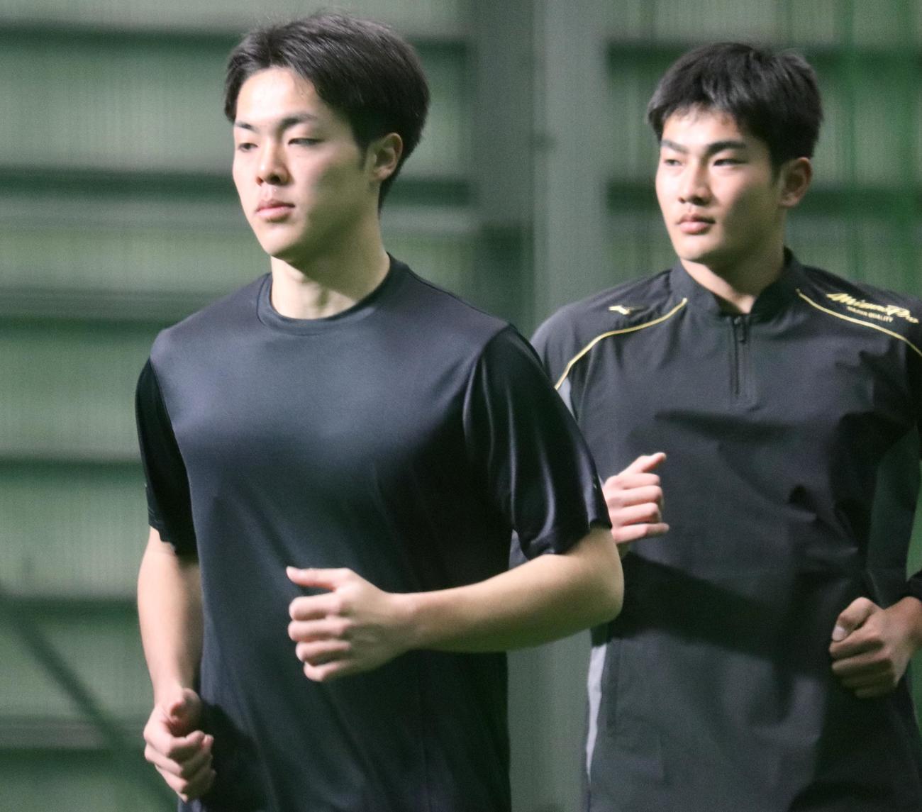 半袖で新人合同自主トレに臨むドラフト1位の柴田獅子、右はドラフト4位の清水大揮（撮影・黒須亮）