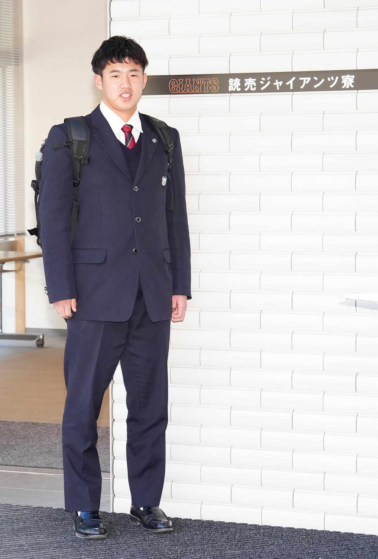 入寮した巨人ドラフト1位の石塚（撮影・江口和貴）