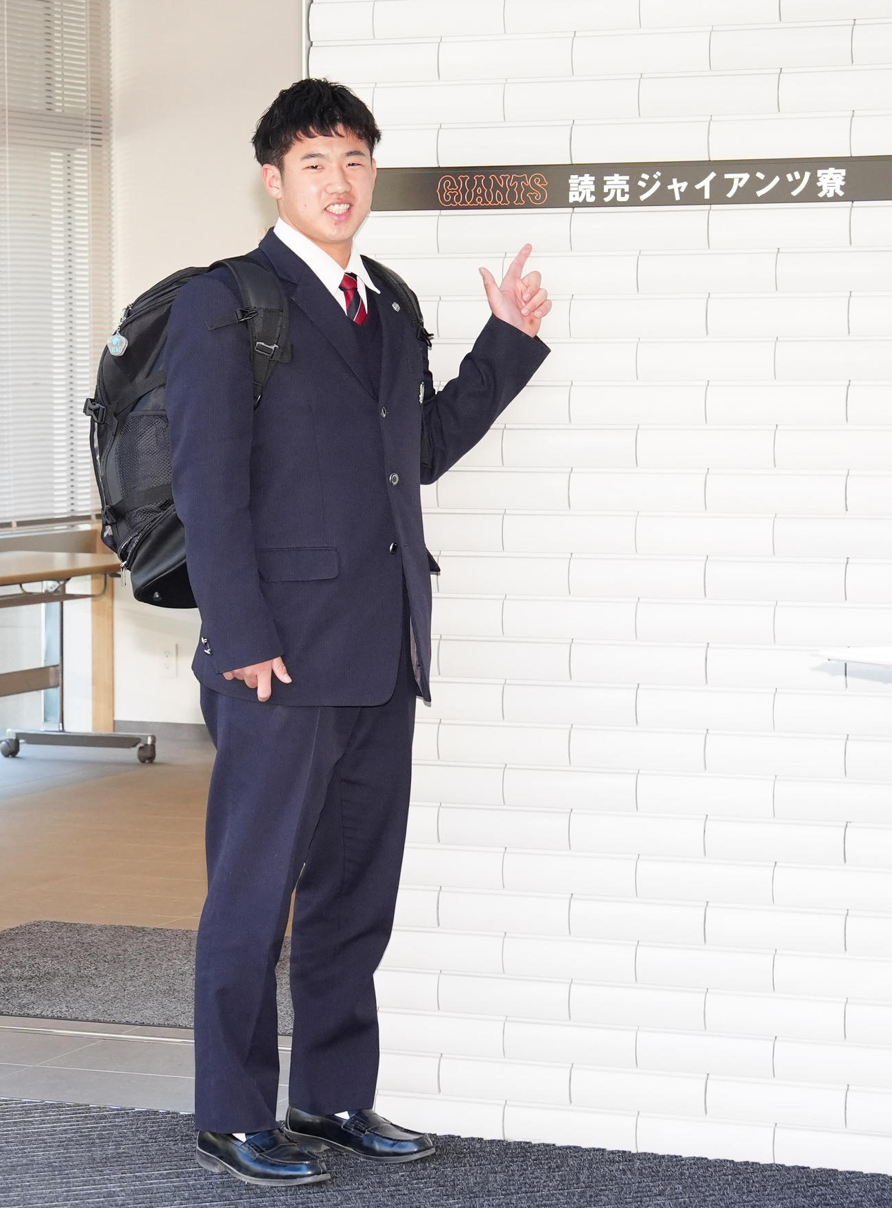 入寮した巨人ドラフト1位の石塚（撮影・江口和貴）