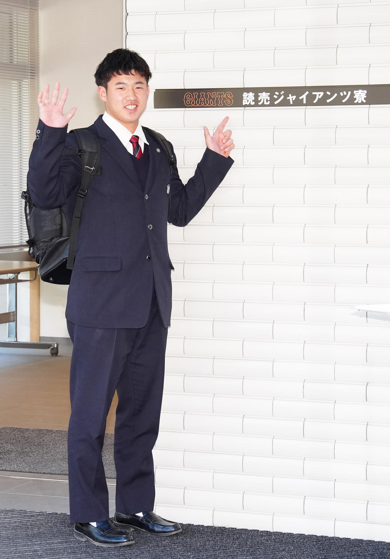 入寮した巨人ドラフト1位の石塚（撮影・江口和貴）