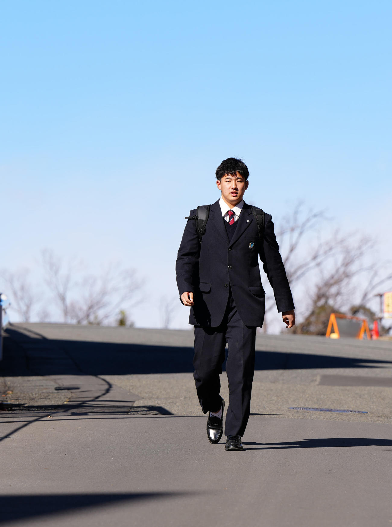 寮に向かう巨人ドラフト1位の石塚（撮影・江口和貴）