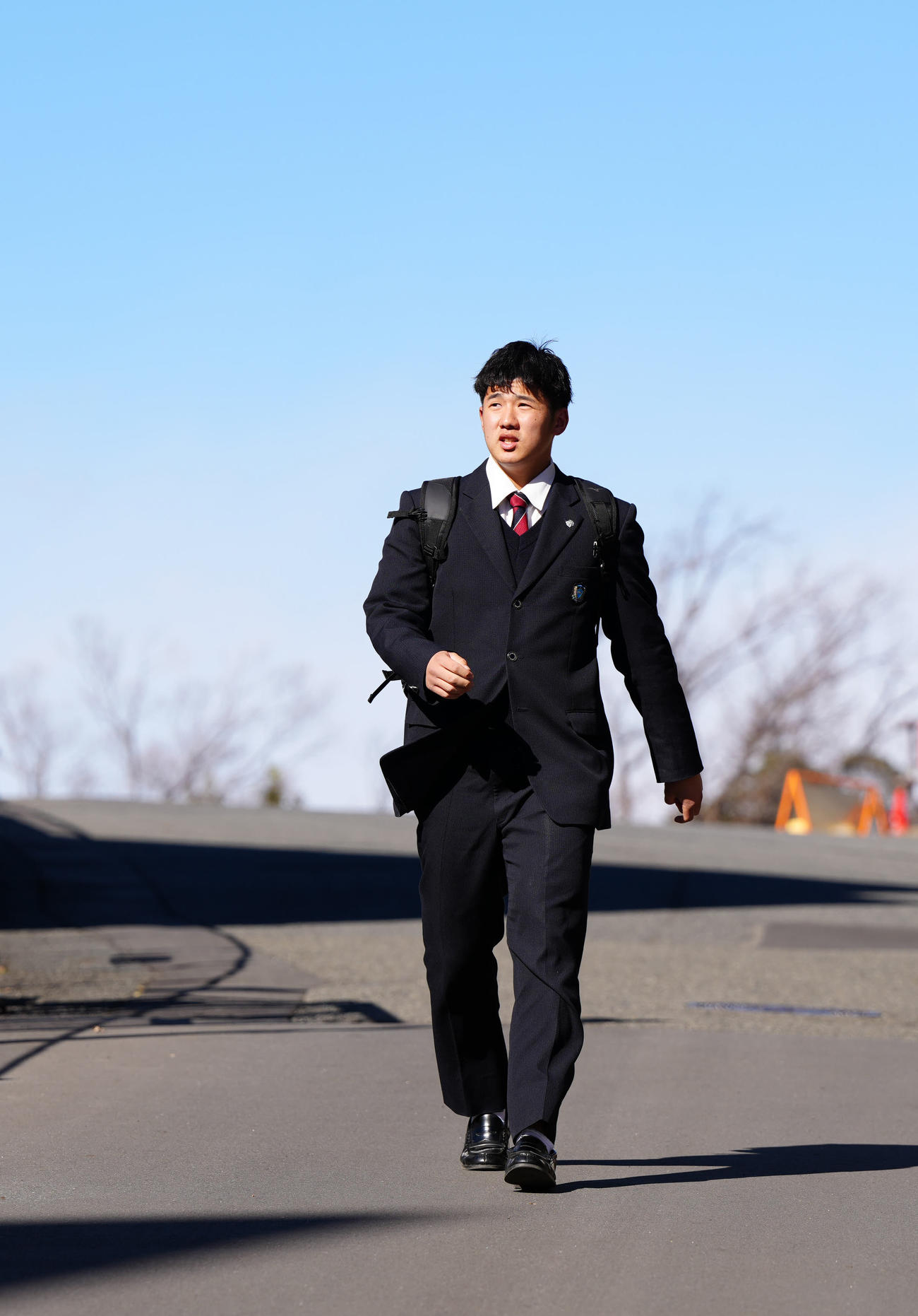 寮に向かう巨人ドラフト1位の石塚（撮影・江口和貴）