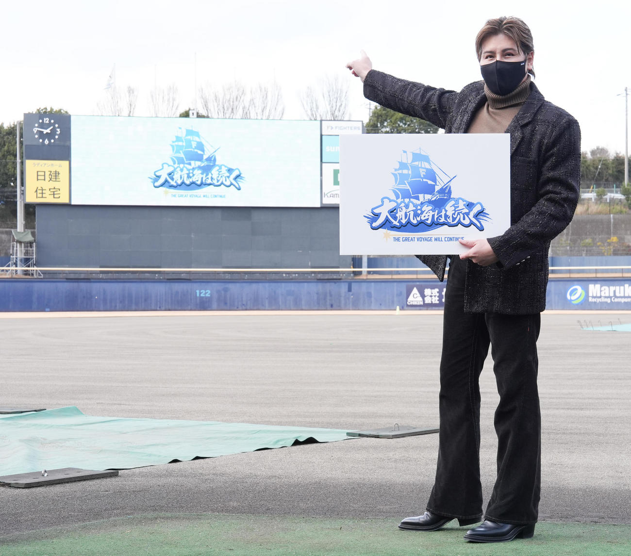 スタッフ会議を終え、今季のチームスローガン「大航海は続く」を指さす日本ハム新庄監督（撮影・鈴木みどり）