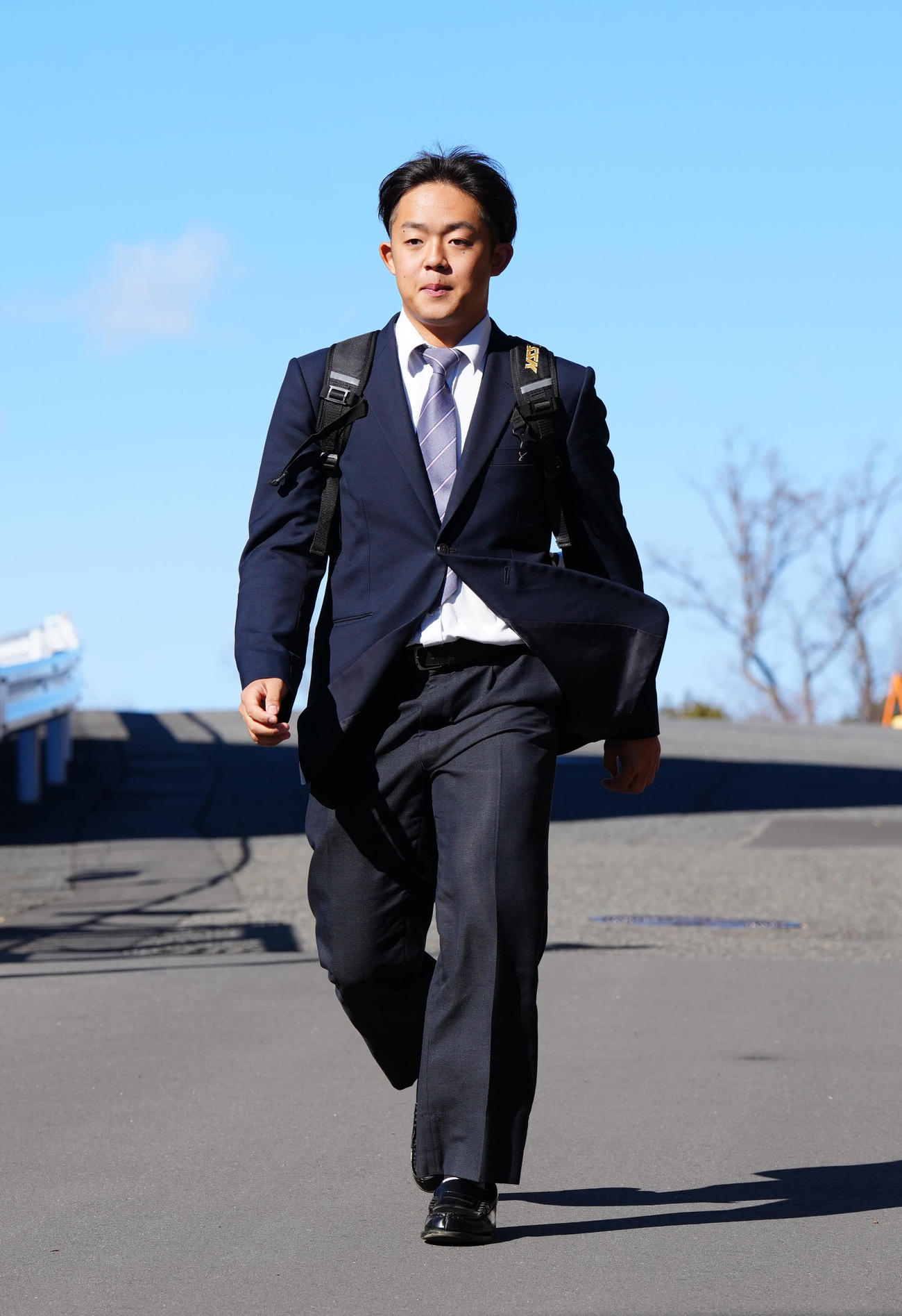 寮に向かう巨人育成5位の西川（撮影・江口和貴）