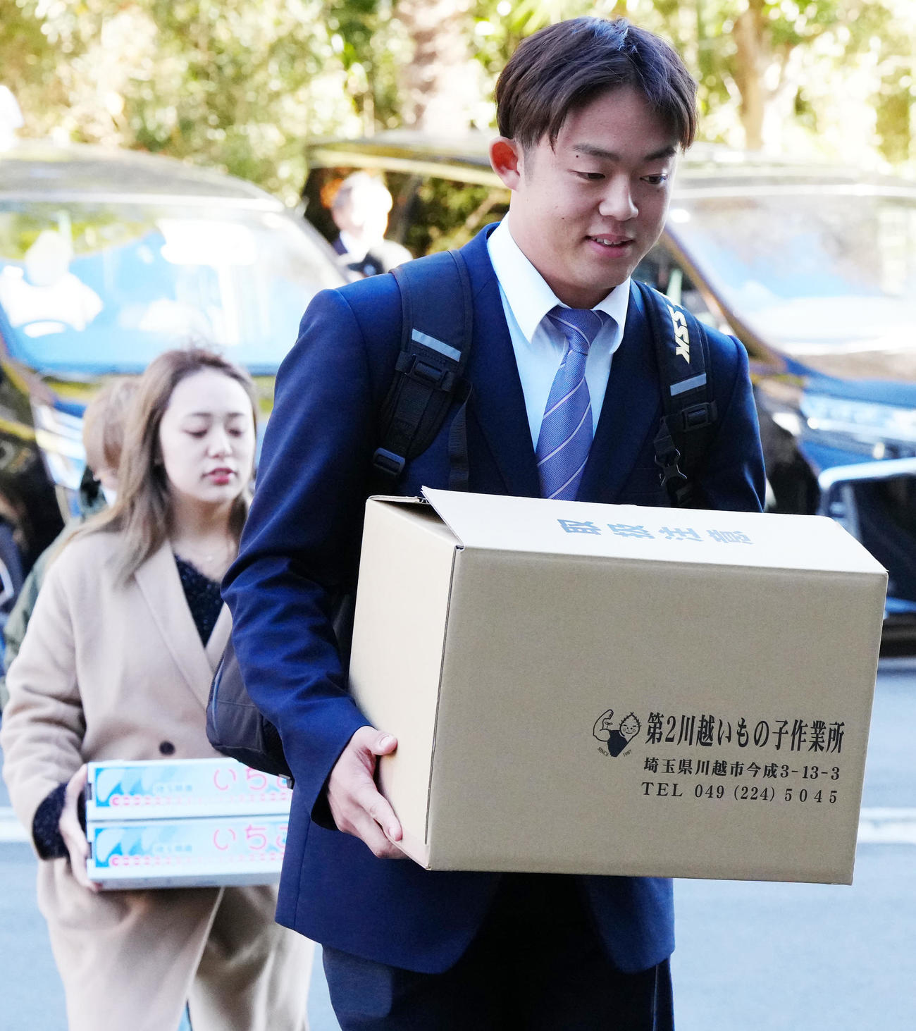 お土産を手にする巨人育成5位の西川（撮影・江口和貴）