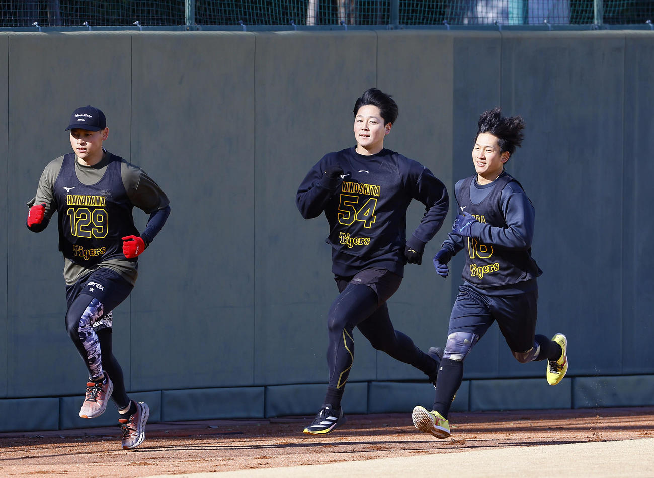 阪神新人合同自主トレでダッシュする左から早川、木下、伊原（撮影・藤尾明華）