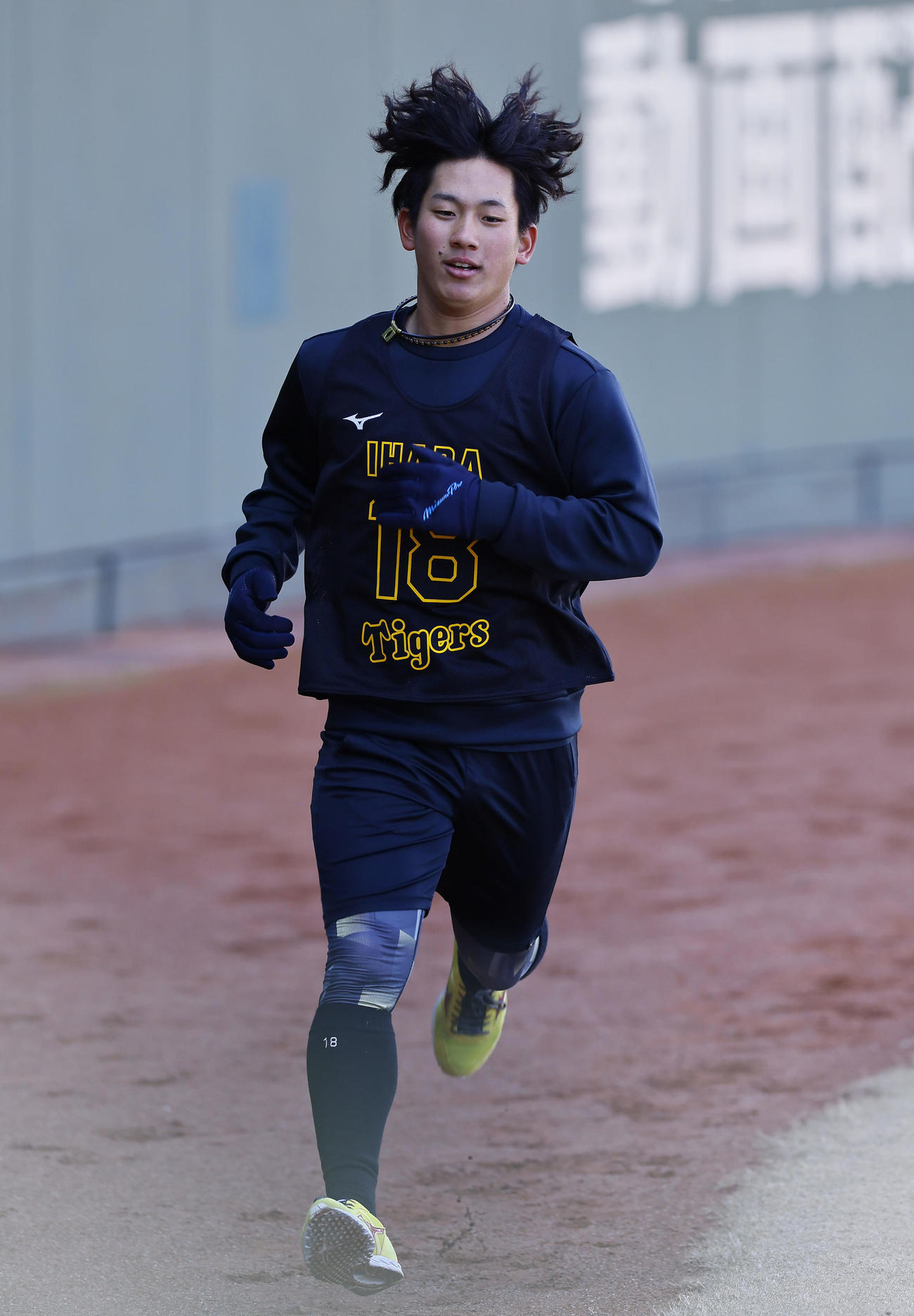 新人合同自主トレでダッシュする阪神伊原（撮影・藤尾明華）