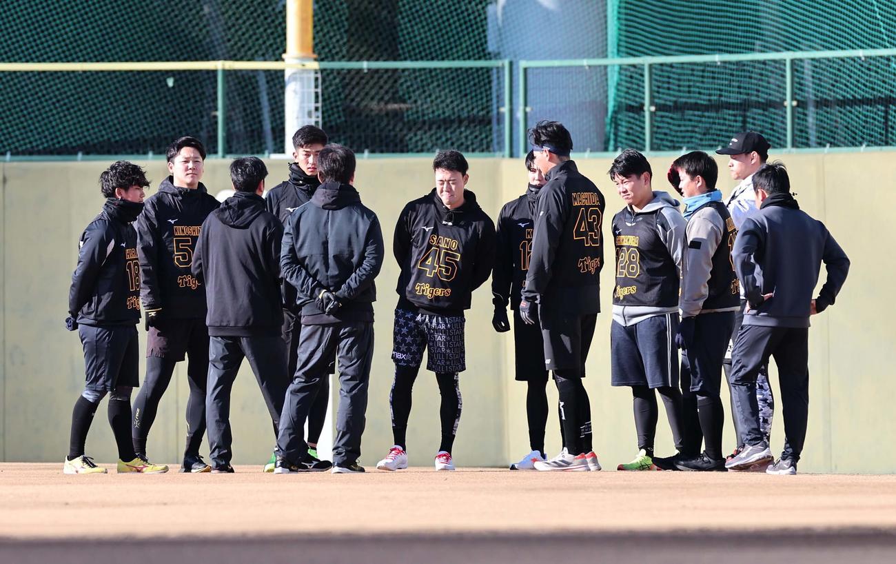 合同自主トレで円陣を組む阪神ドラフト1位伊原（左）ら新入団の選手（撮影・上田博志）