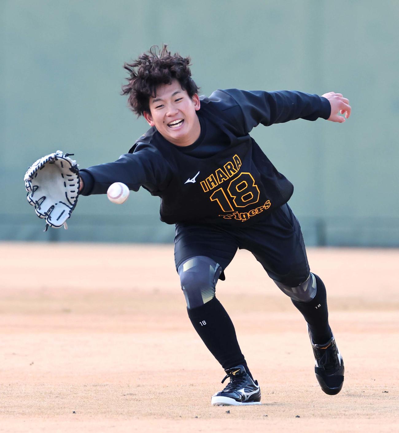 ペッパーの打球に飛びつくドラフト1位伊原（撮影・上田博志）