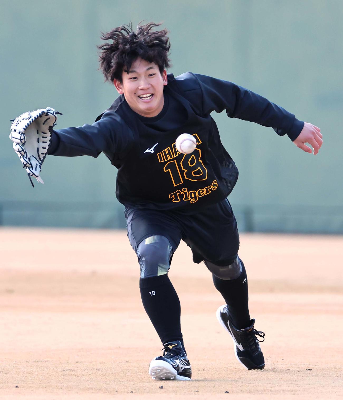 ペッパーの打球に飛びつくドラフト1位伊原（撮影・上田博志）