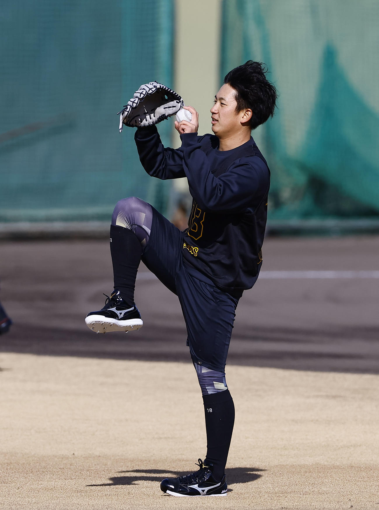 新人合同自主トレでキャッチボールをする阪神伊原（撮影・藤尾明華）