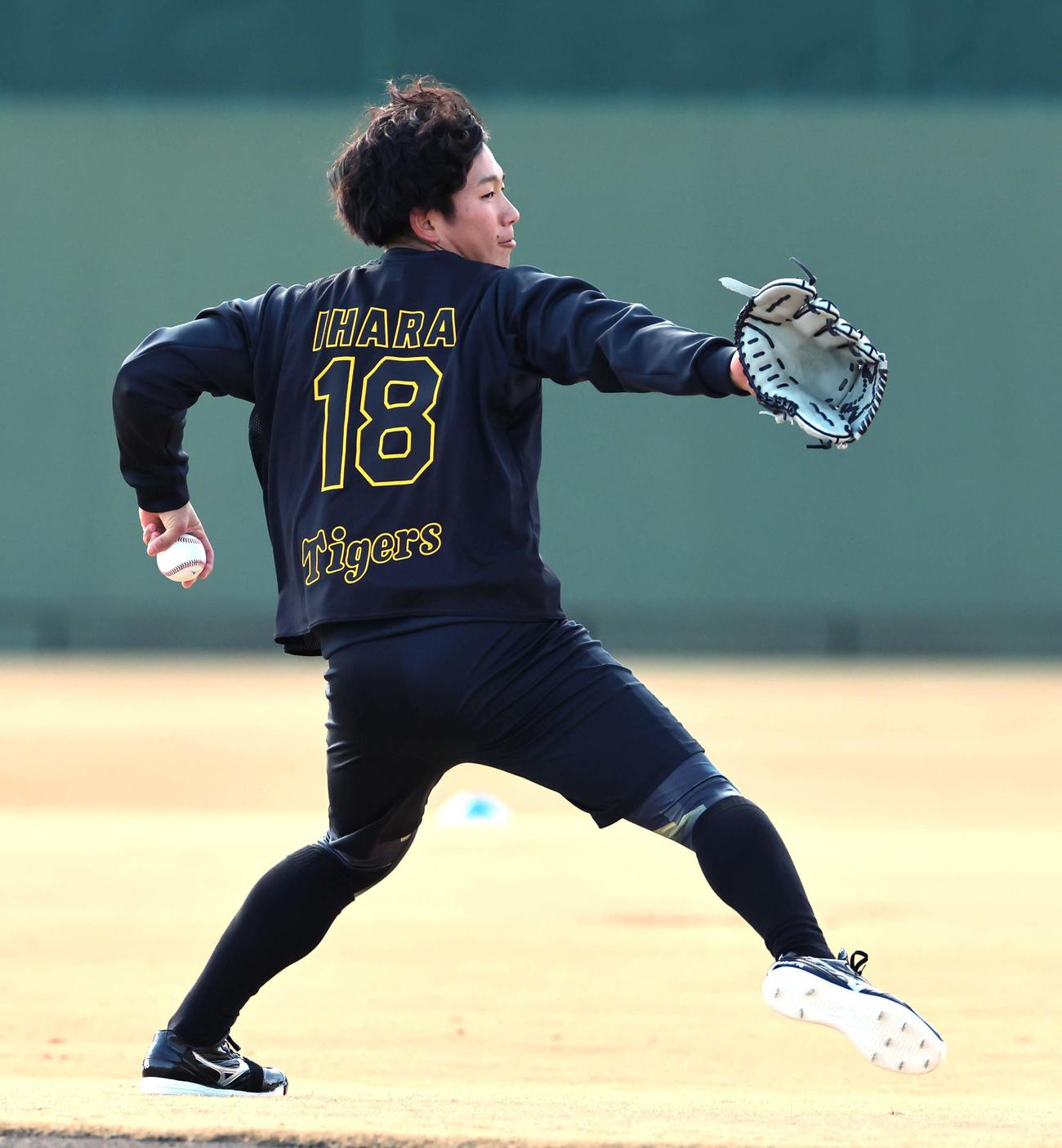 キャッチボールをするドラフト1位伊原（撮影・上田博志）