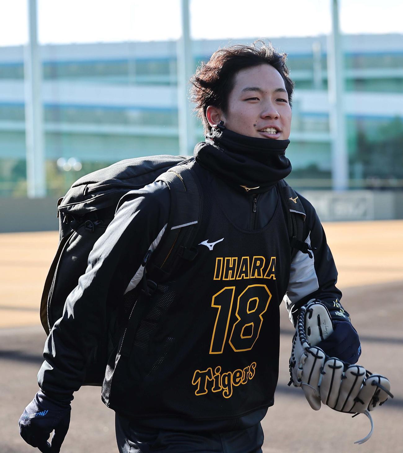 グラウンド入りするドラフト1位伊原（撮影・上田博志）