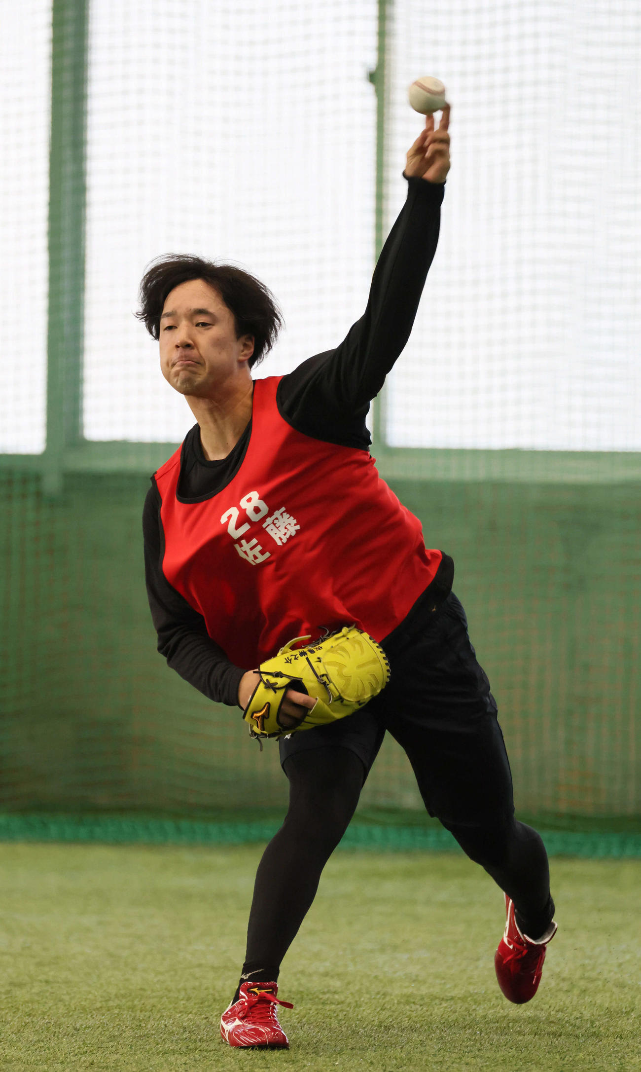 新人合同自主トレで、キャッチボールをする広島ドラフト2位の佐藤柳（撮影・加藤孝規）