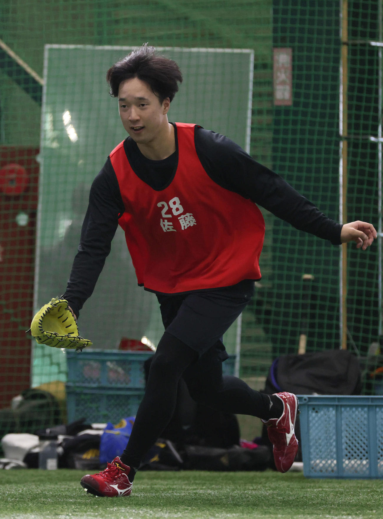 新人合同自主トレで、ノックを受ける広島ドラフト2位の佐藤柳（撮影・加藤孝規）