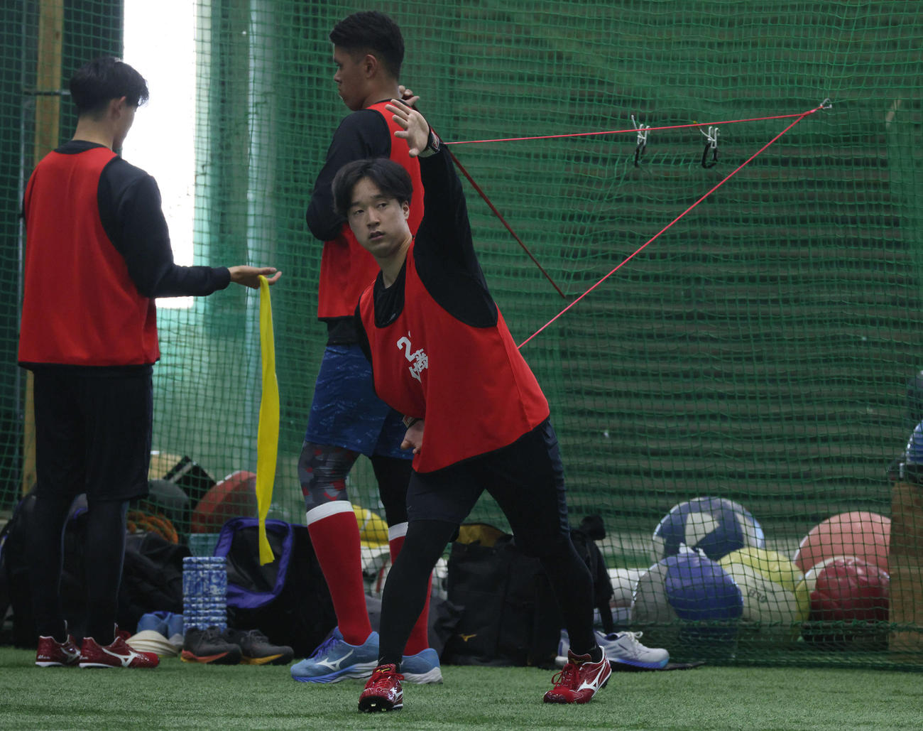 新人合同自主トレで、準備運動をする広島ドラフト2位の佐藤柳（撮影・加藤孝規）