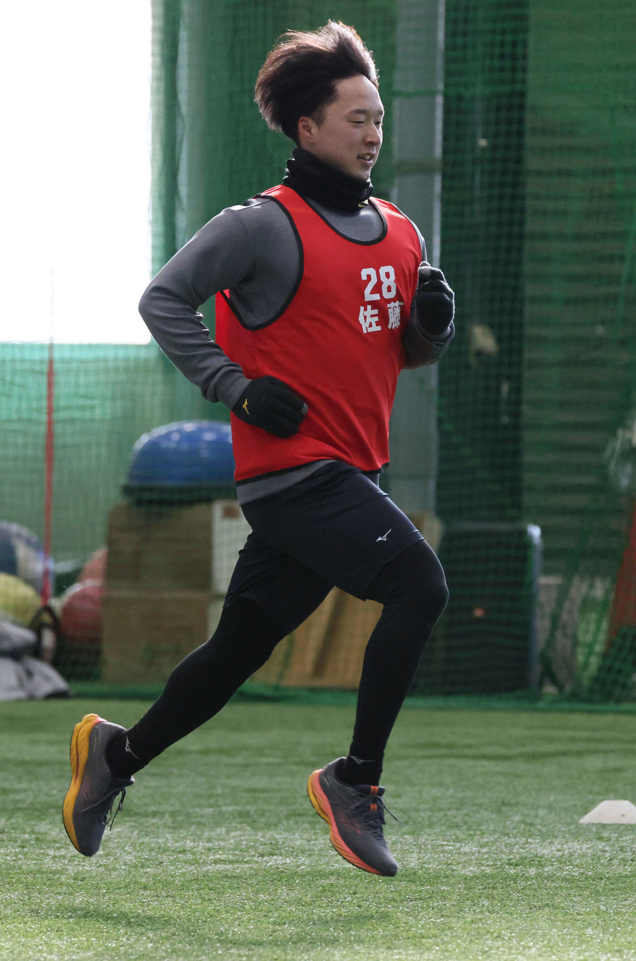 新人合同自主トレで、走り込む広島ドラフト2位の佐藤柳（撮影・加藤孝規）