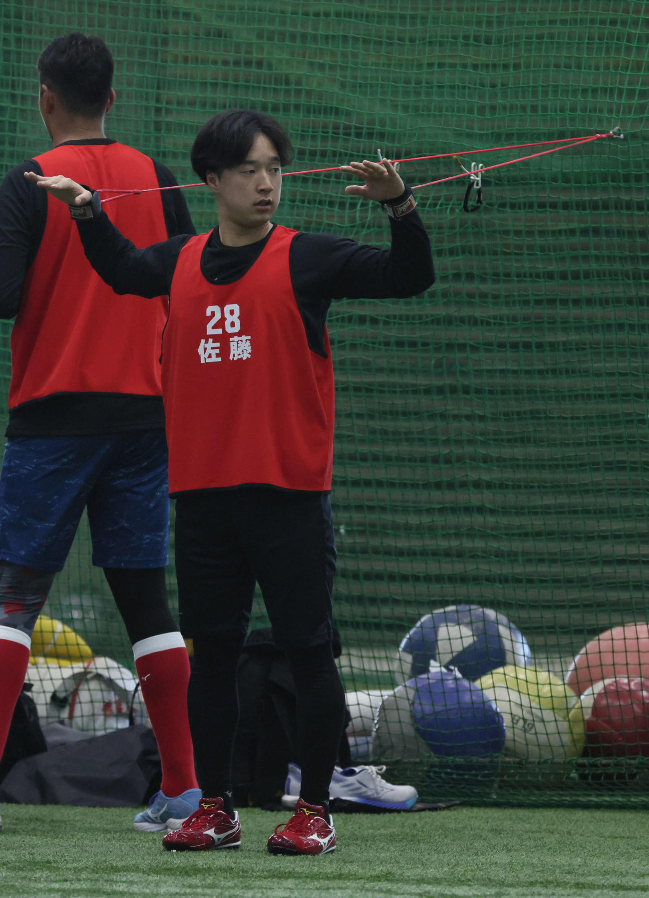 新人合同自主トレで、準備運動をする広島ドラフト2位の佐藤柳（撮影・加藤孝規）