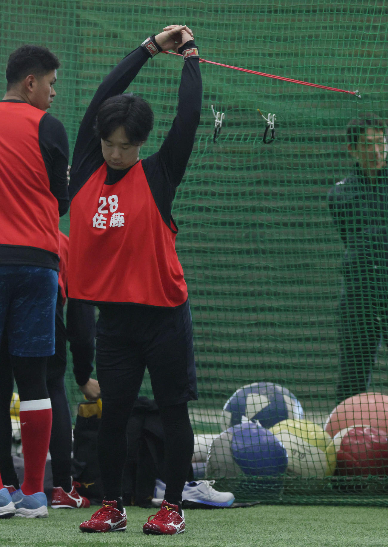 新人合同自主トレで、準備運動をする広島ドラフト2位の佐藤柳（撮影・加藤孝規）