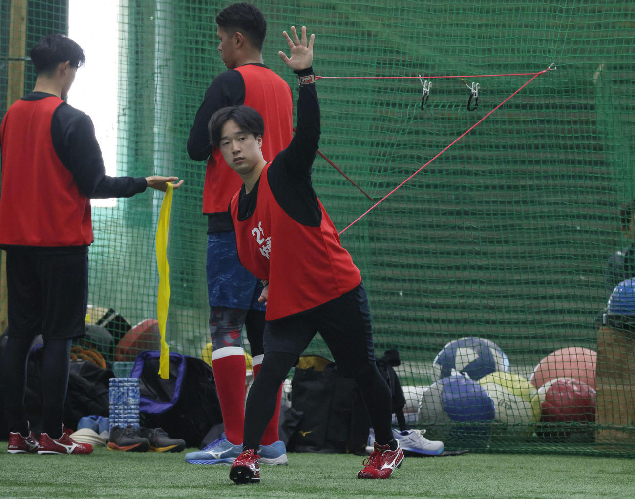 新人合同自主トレで、準備運動をする広島ドラフト2位の佐藤柳（撮影・加藤孝規）