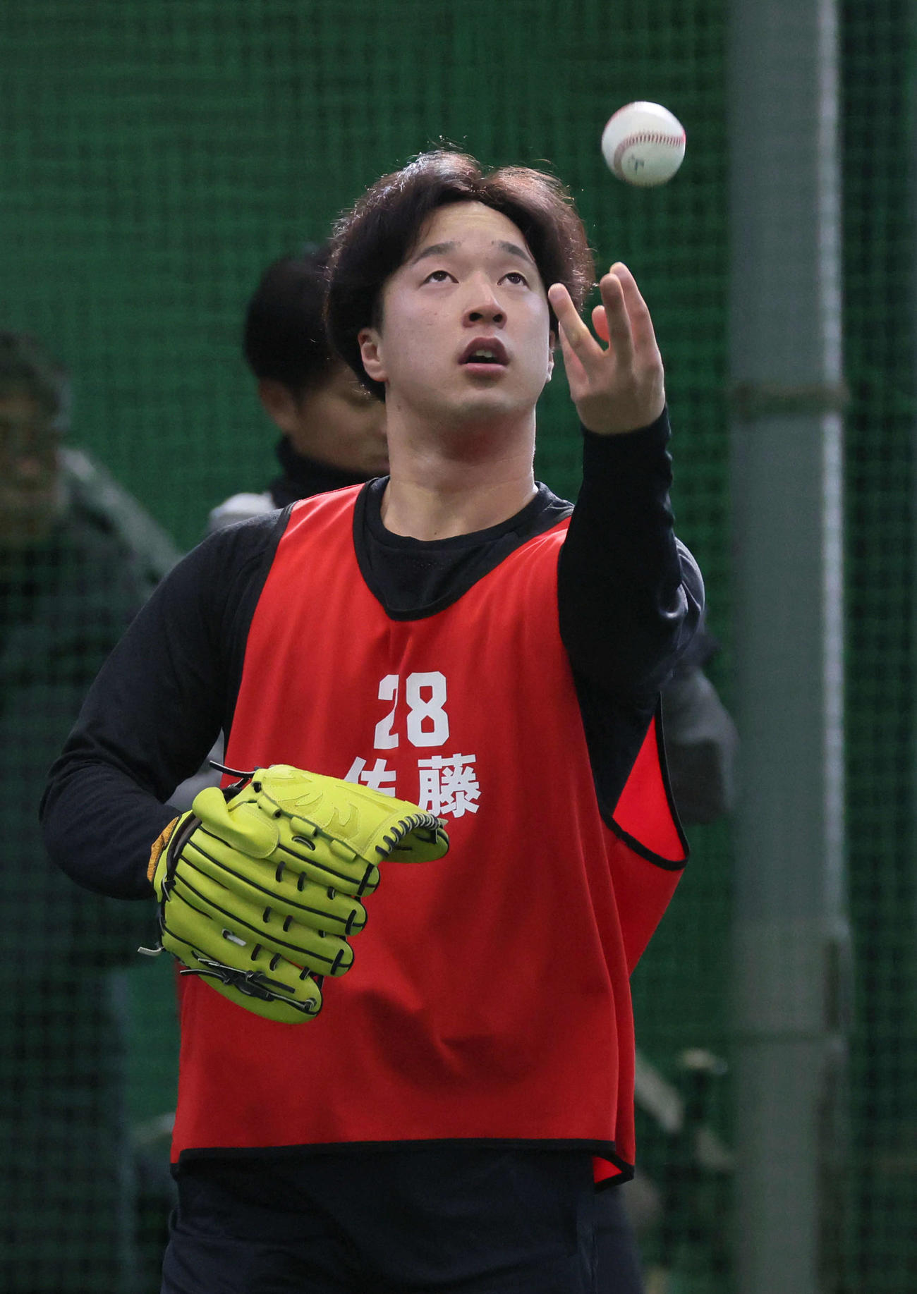新人合同自主トレで、キャッチボールに向かう広島ドラフト2位の佐藤柳（撮影・加藤孝規）