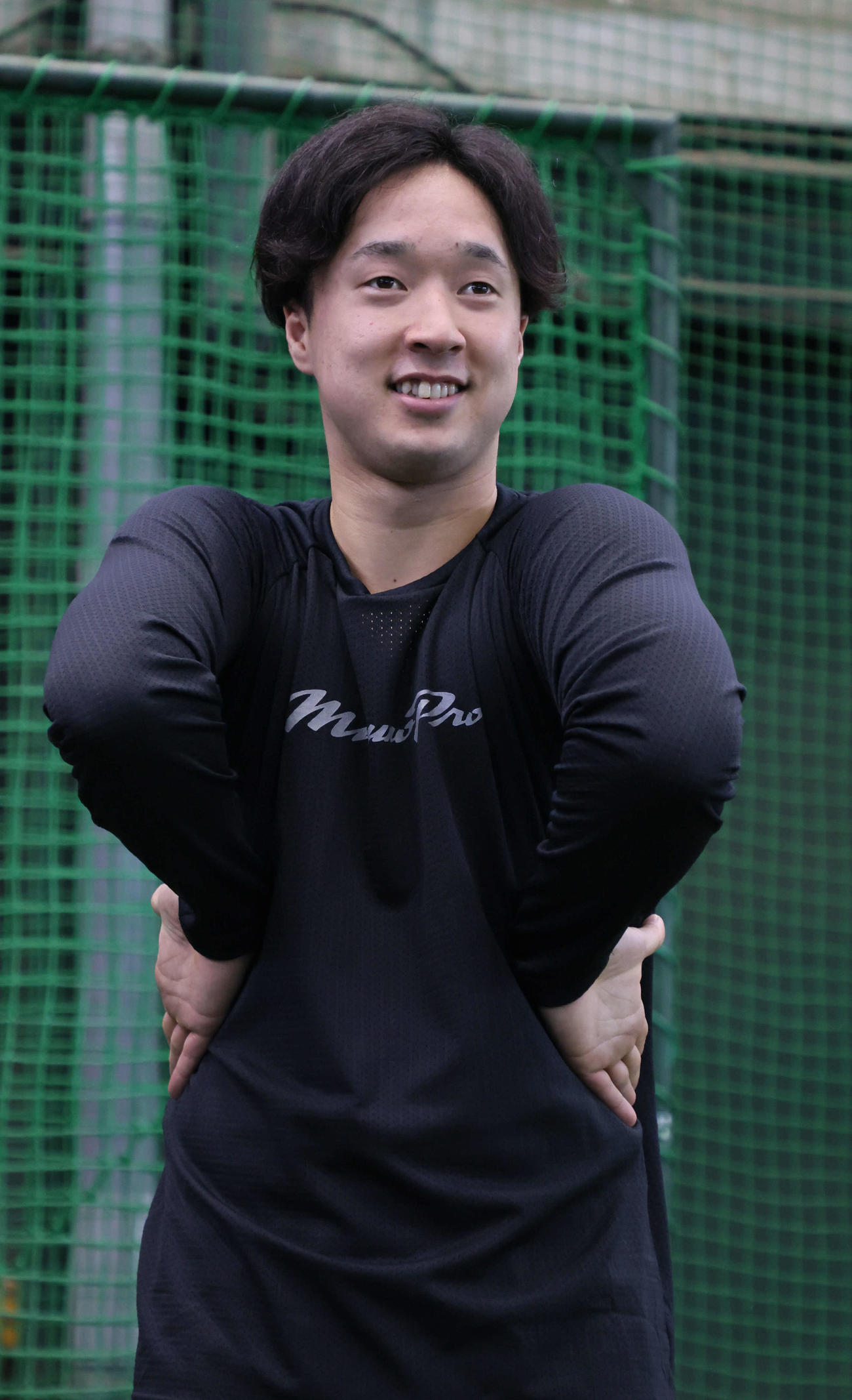 身体が柔らかい広島ドラフト2位の佐藤柳（撮影・加藤孝規）