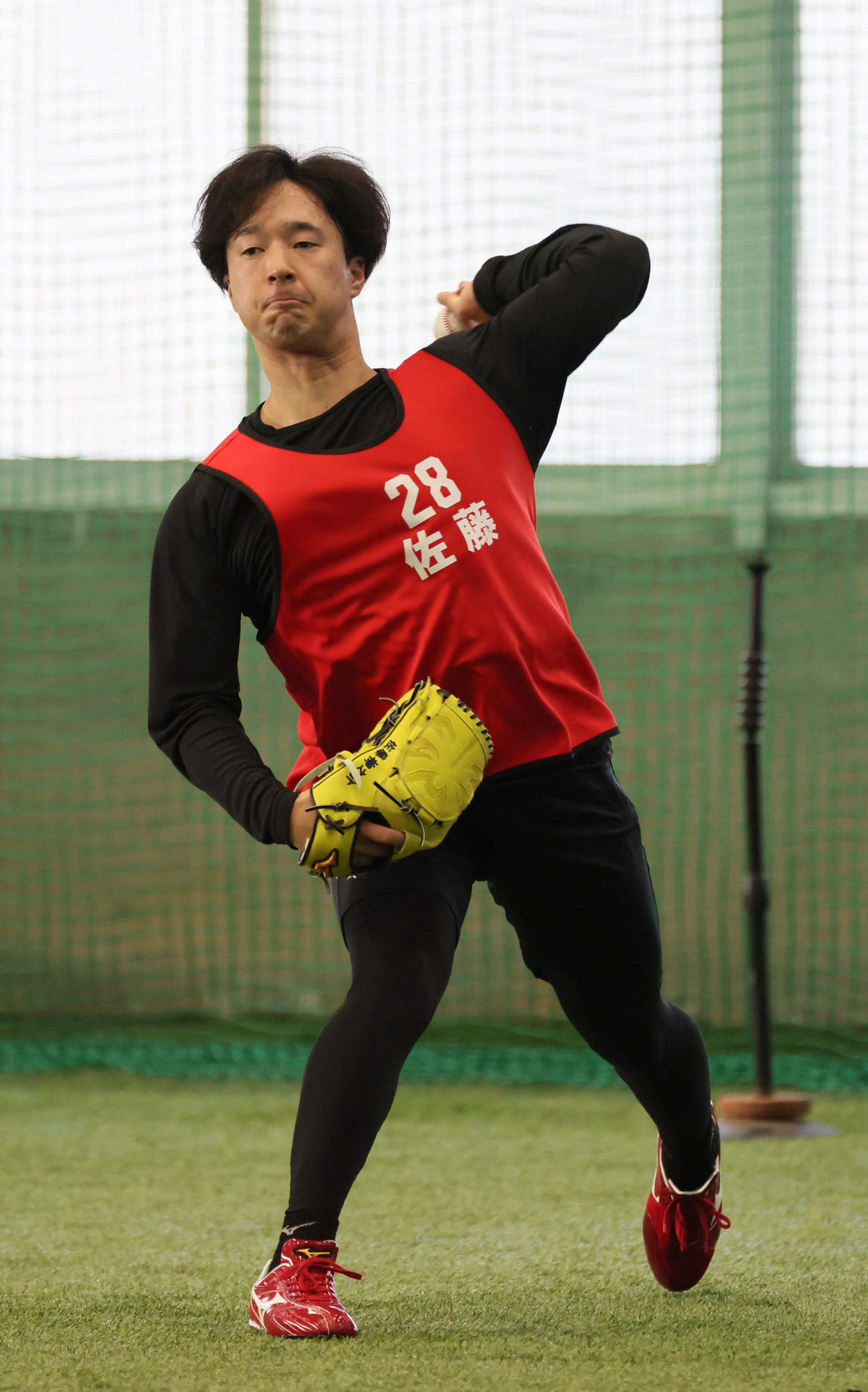 新人合同自主トレで、キャッチボールをする広島ドラフト2位の佐藤柳（撮影・加藤孝規）