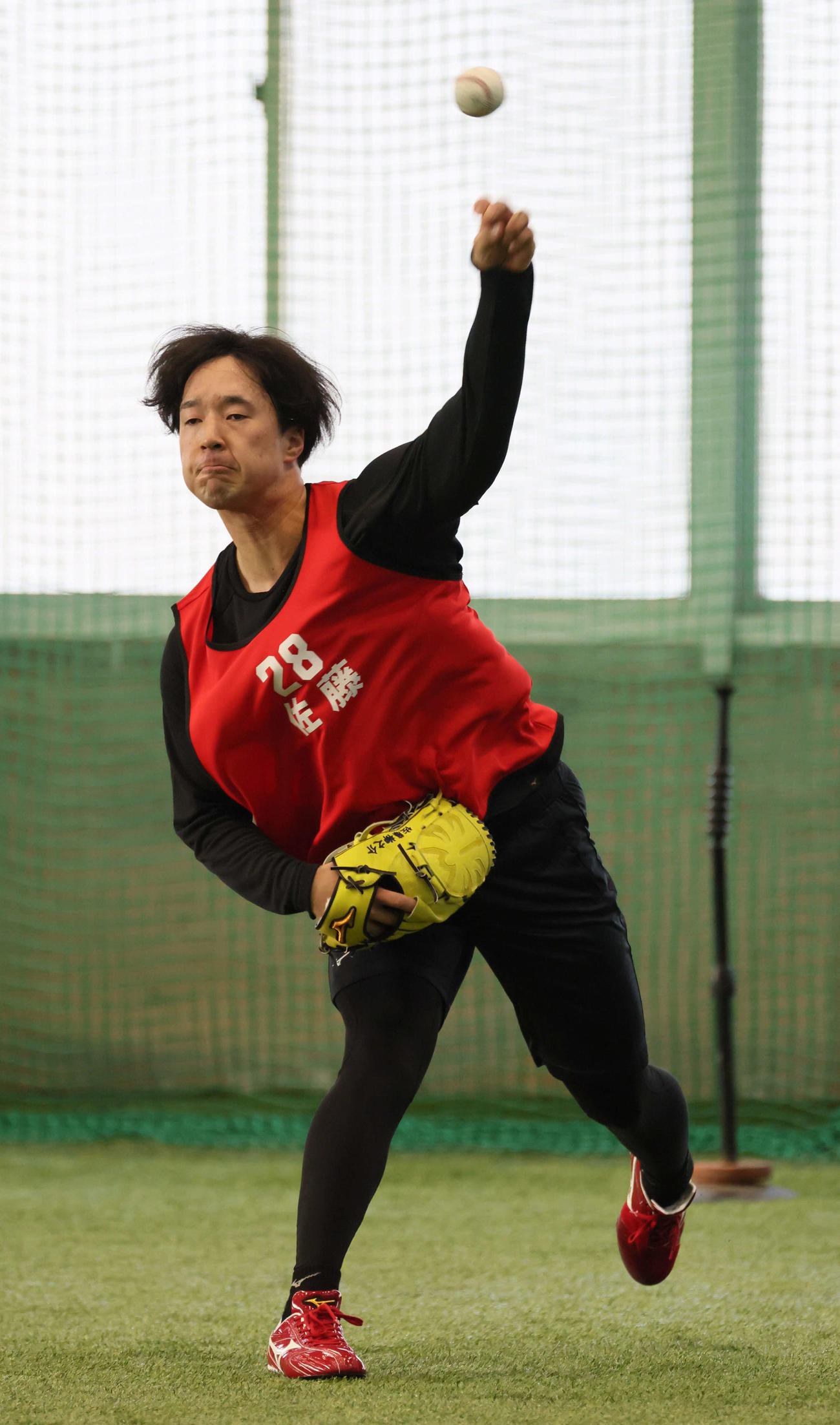 新人合同自主トレで、キャッチボールをする広島ドラフト2位の佐藤柳（撮影・加藤孝規）