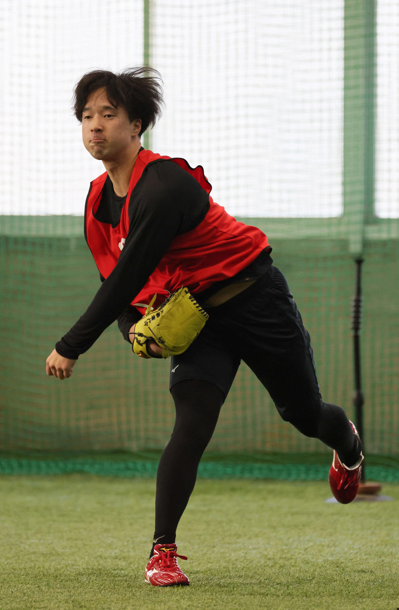 新人合同自主トレで、キャッチボールをする広島ドラフト2位の佐藤柳（撮影・加藤孝規）