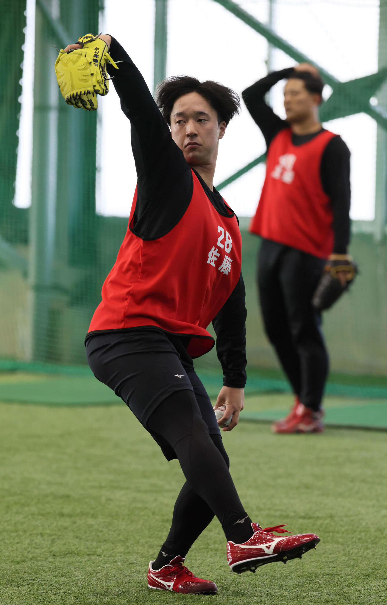 新人合同自主トレで、キャッチボールをする広島ドラフト2位の佐藤柳（撮影・加藤孝規）