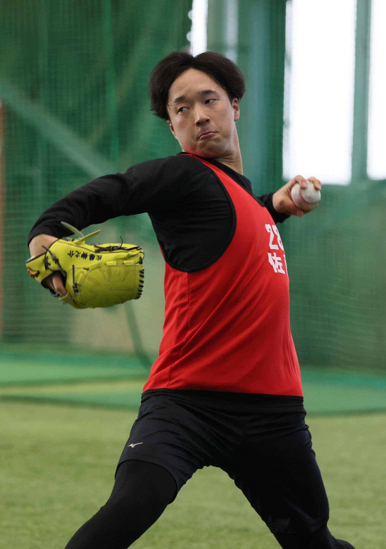 新人合同自主トレで、キャッチボールをする広島ドラフト2位の佐藤柳（撮影・加藤孝規）