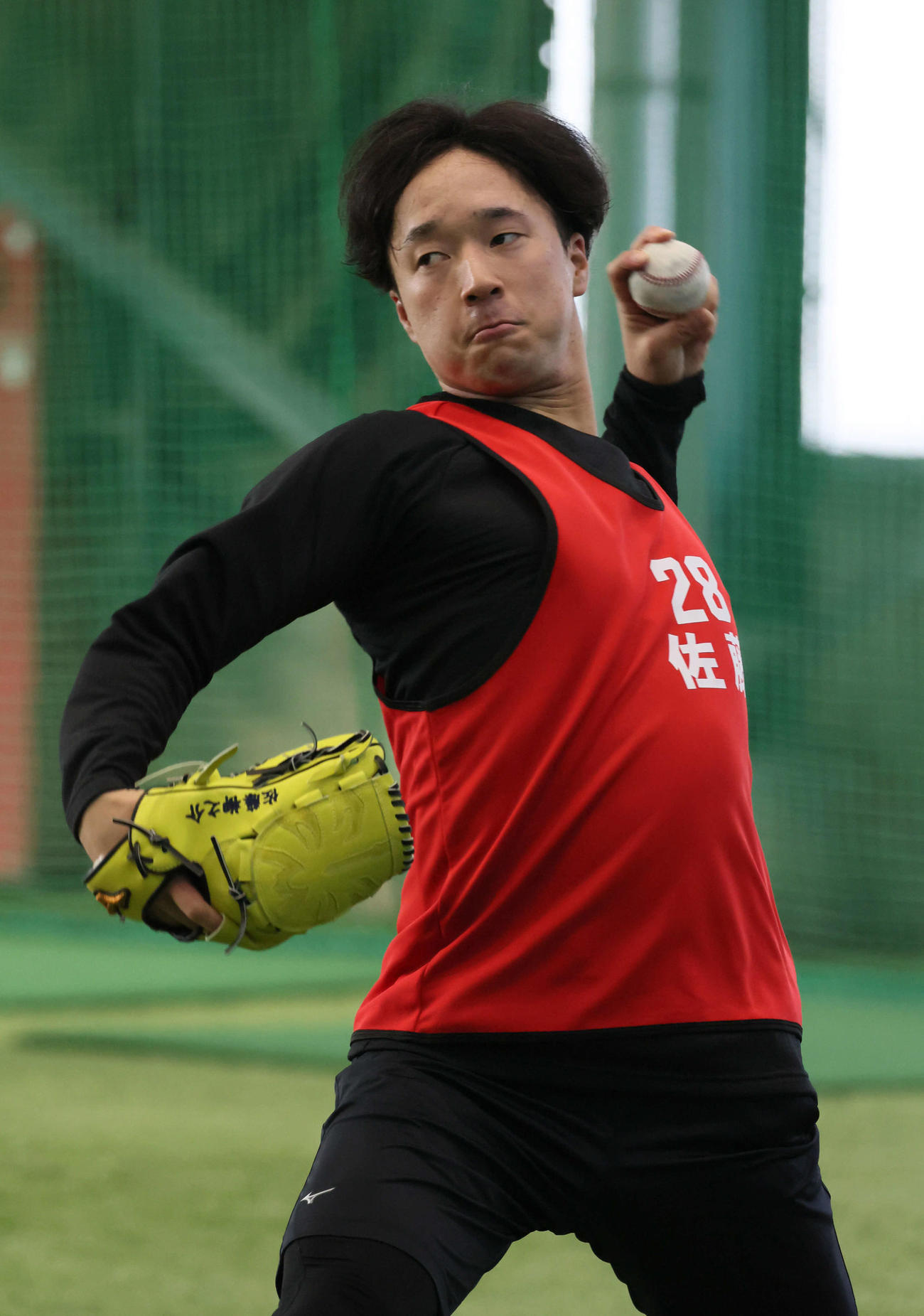 新人合同自主トレで、キャッチボールをする広島ドラフト2位の佐藤柳（撮影・加藤孝規）
