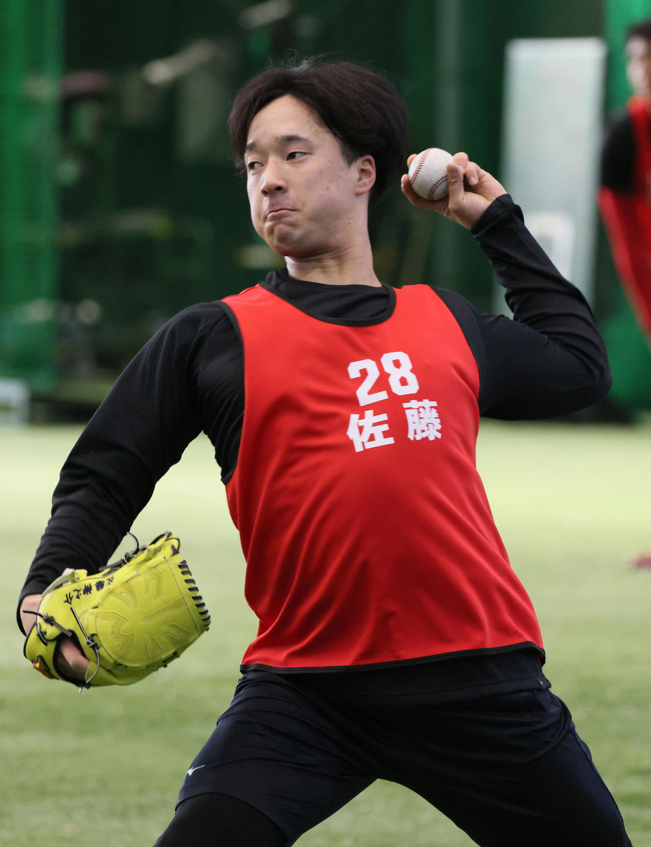 新人合同自主トレで、キャッチボールをする広島ドラフト2位の佐藤柳（撮影・加藤孝規）