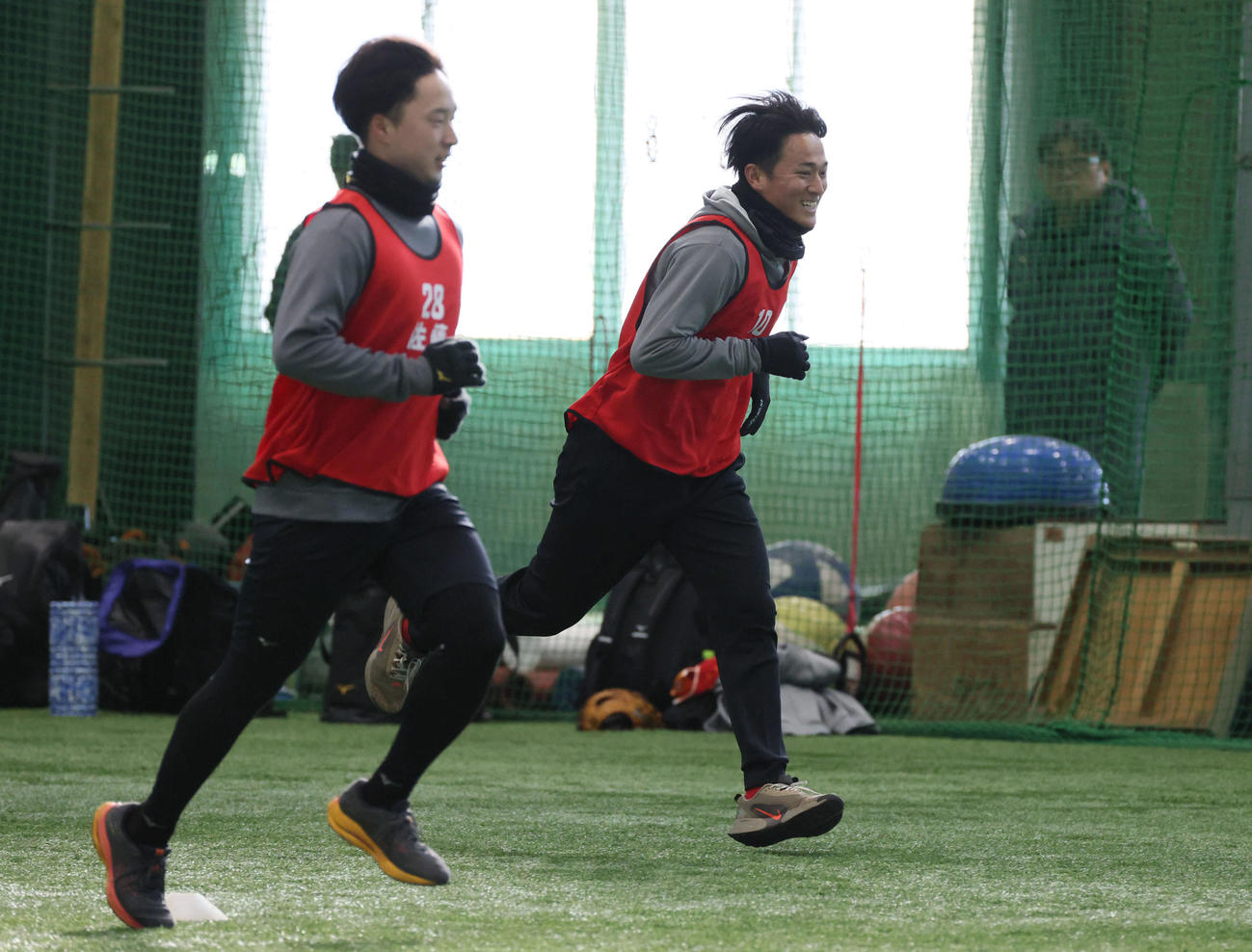 新人合同自主トレで、走り込む広島ドラフト1位の佐々木（右）とドラフト2位の佐藤柳（撮影・加藤孝規）