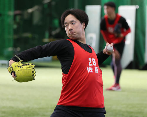 【広島】ドラ２佐藤柳之介が大谷級の柔軟性を披露「柔らかさも武器」と初日から左腕しならせる