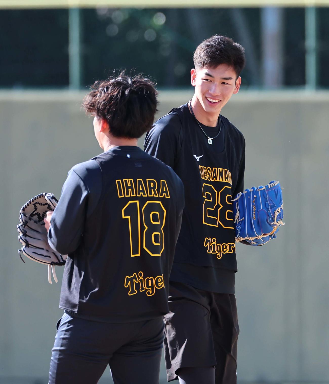 ドラフト2位今朝丸裕喜（右）は同1位伊原陵人に笑顔を見せながら話しかける（撮影・上田博志）
