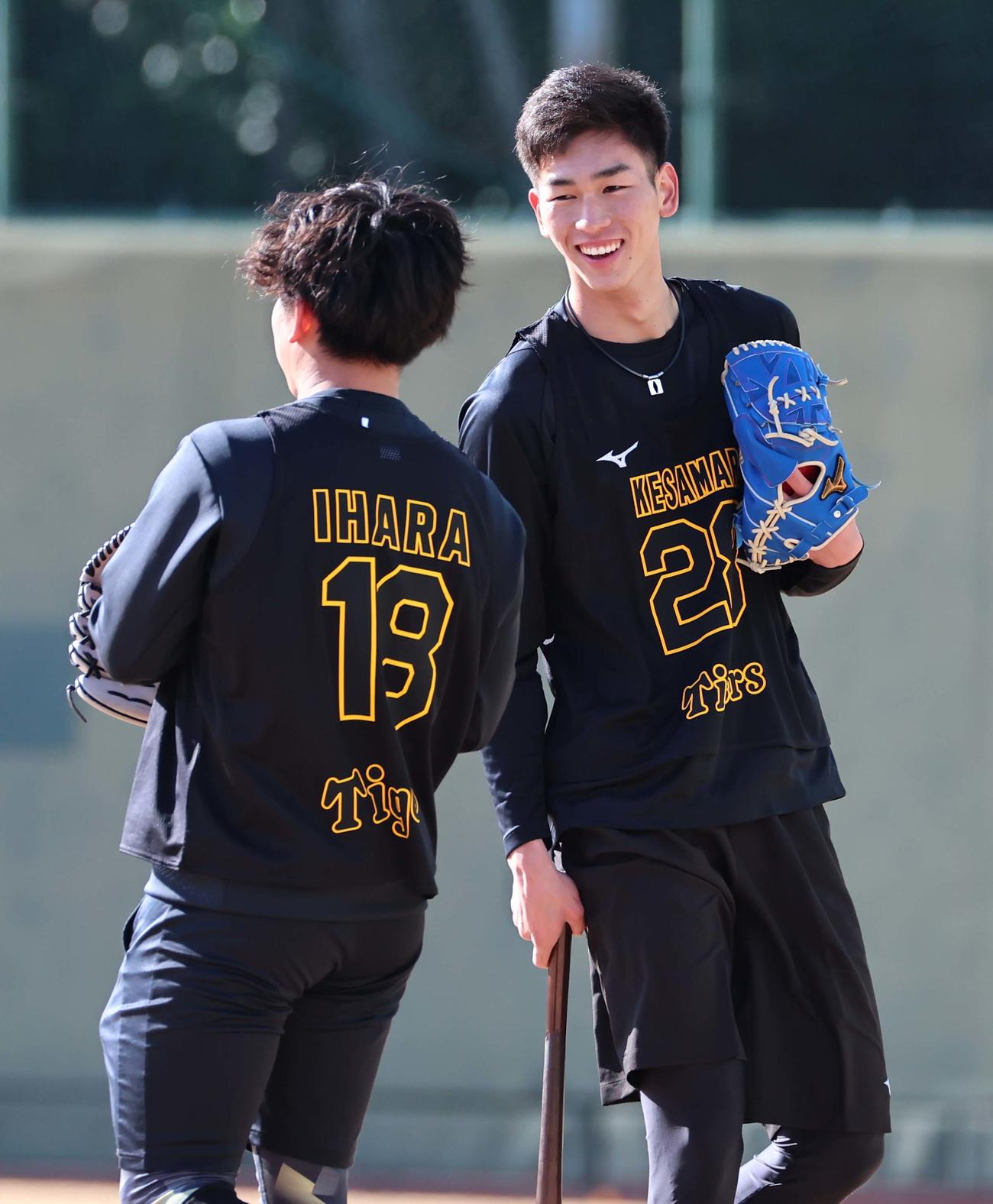 ドラフト2位今朝丸裕喜（右）は同1位伊原陵人に笑顔を見せながら話しかける（撮影・上田博志）