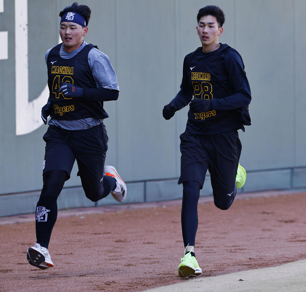 阪神新人合同自主トレでダッシュする町田（左）と今朝丸（撮影・藤尾明華）