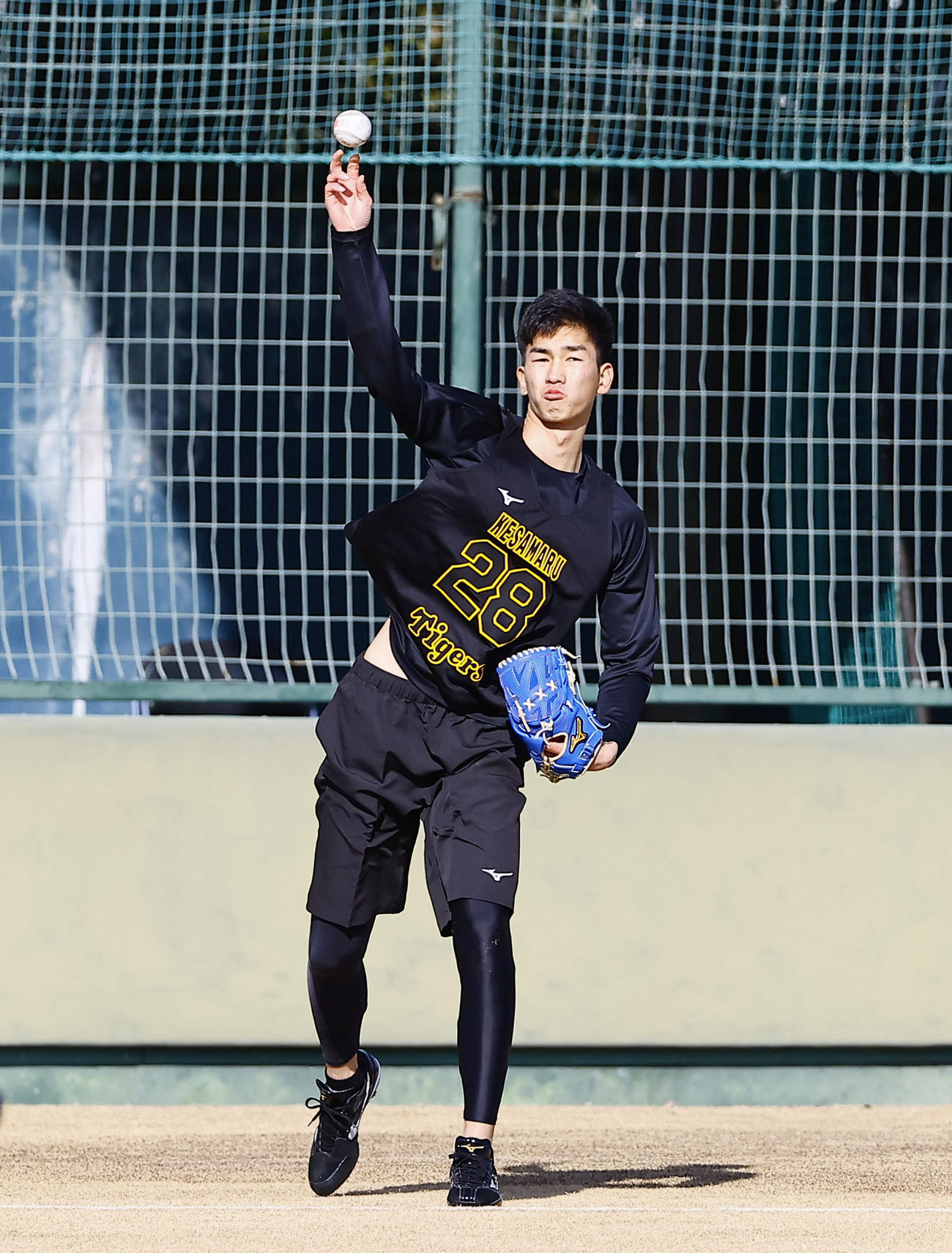 新人合同自主トレでキャッチボールをする阪神今朝丸（撮影・藤尾明華）