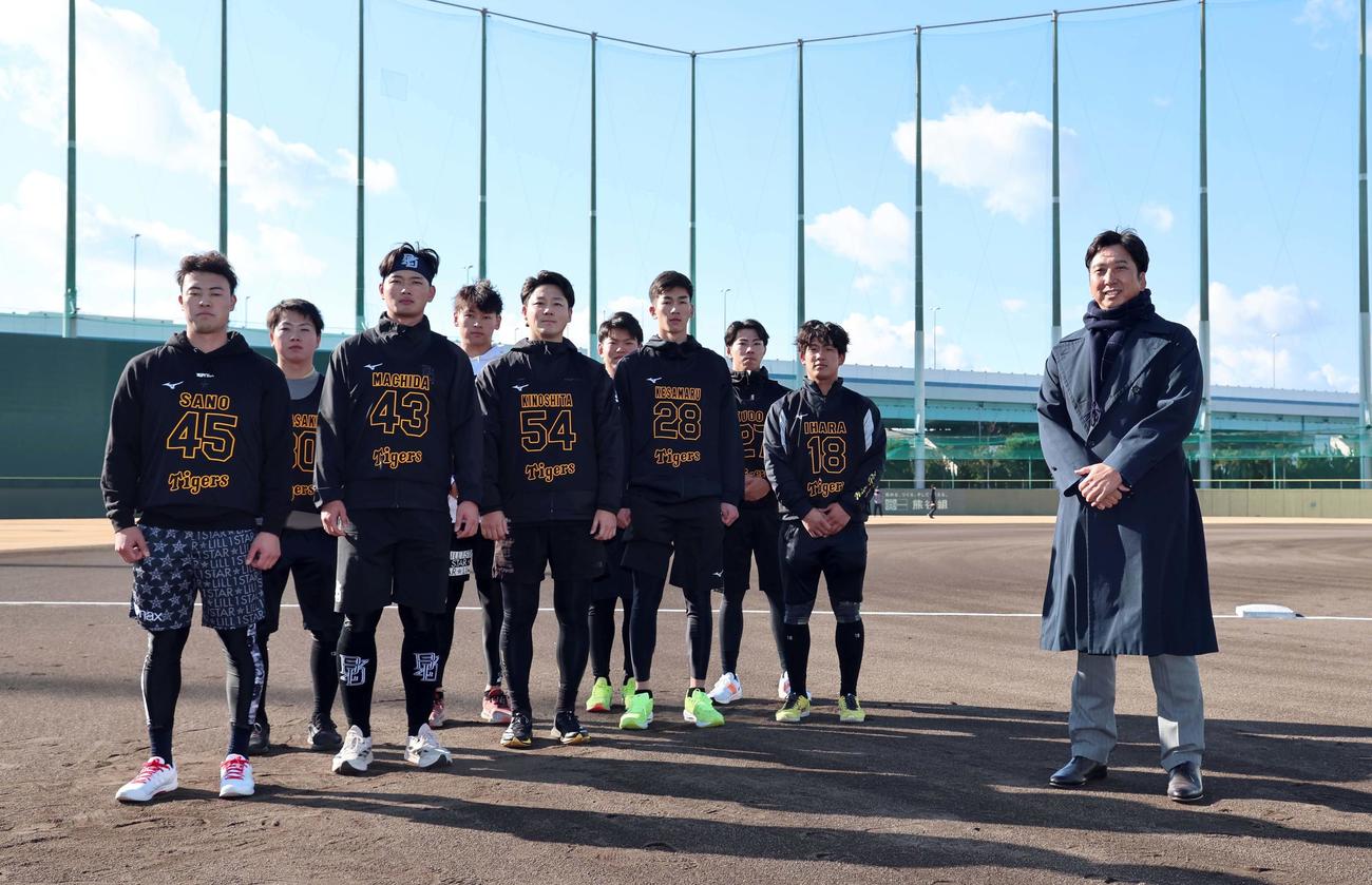 藤川監督（右）は新入団選手、前方右からドラフト1位伊原、2位今朝丸、3位木下、4位町田、5位佐野、後方右から育成1位工藤、同2位嶋村、同3位早川、同4位川崎に訓示をした（撮影・上田博志）