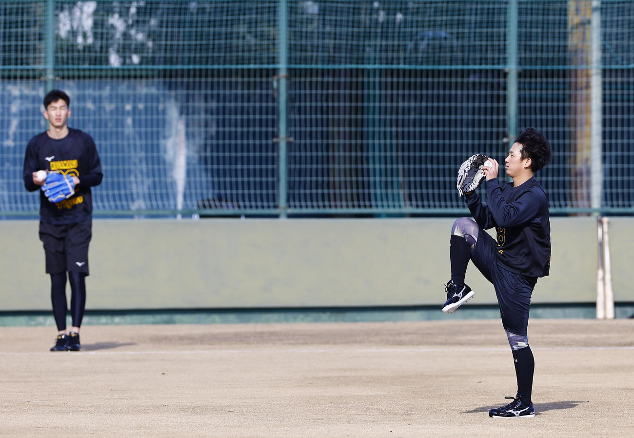 新人合同自主トレで今朝丸（左）とキャッチボールをする阪神伊原（撮影・藤尾明華）