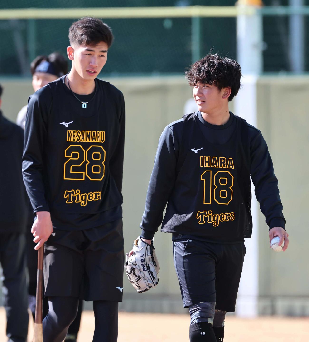 鳴尾浜球場でトレーニングをするドラフト1位伊原（右）と同2位今朝丸（撮影・上田博志）