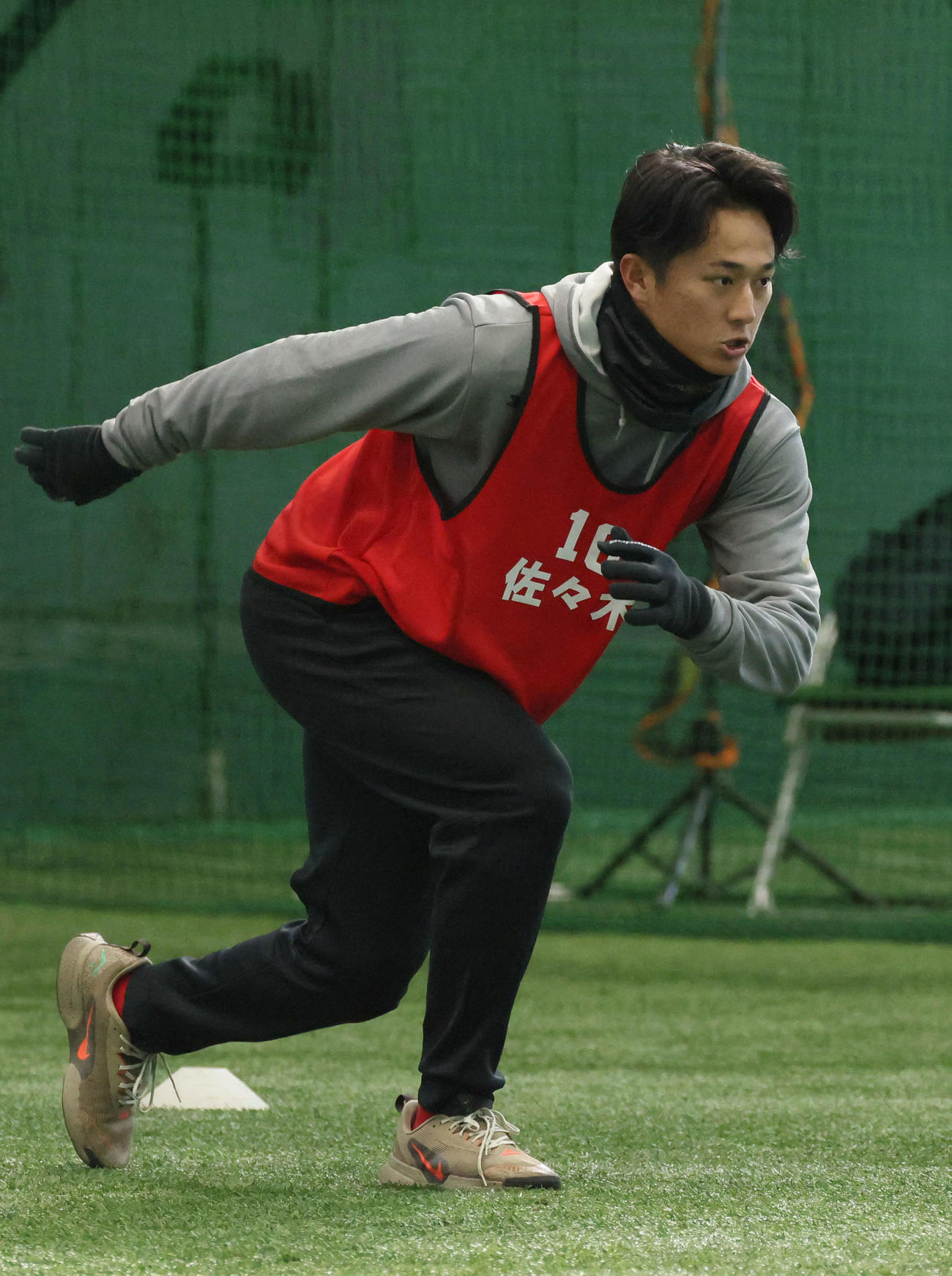 新人合同自主トレで、走り込む広島ドラフト1位の佐々木（撮影・加藤孝規）