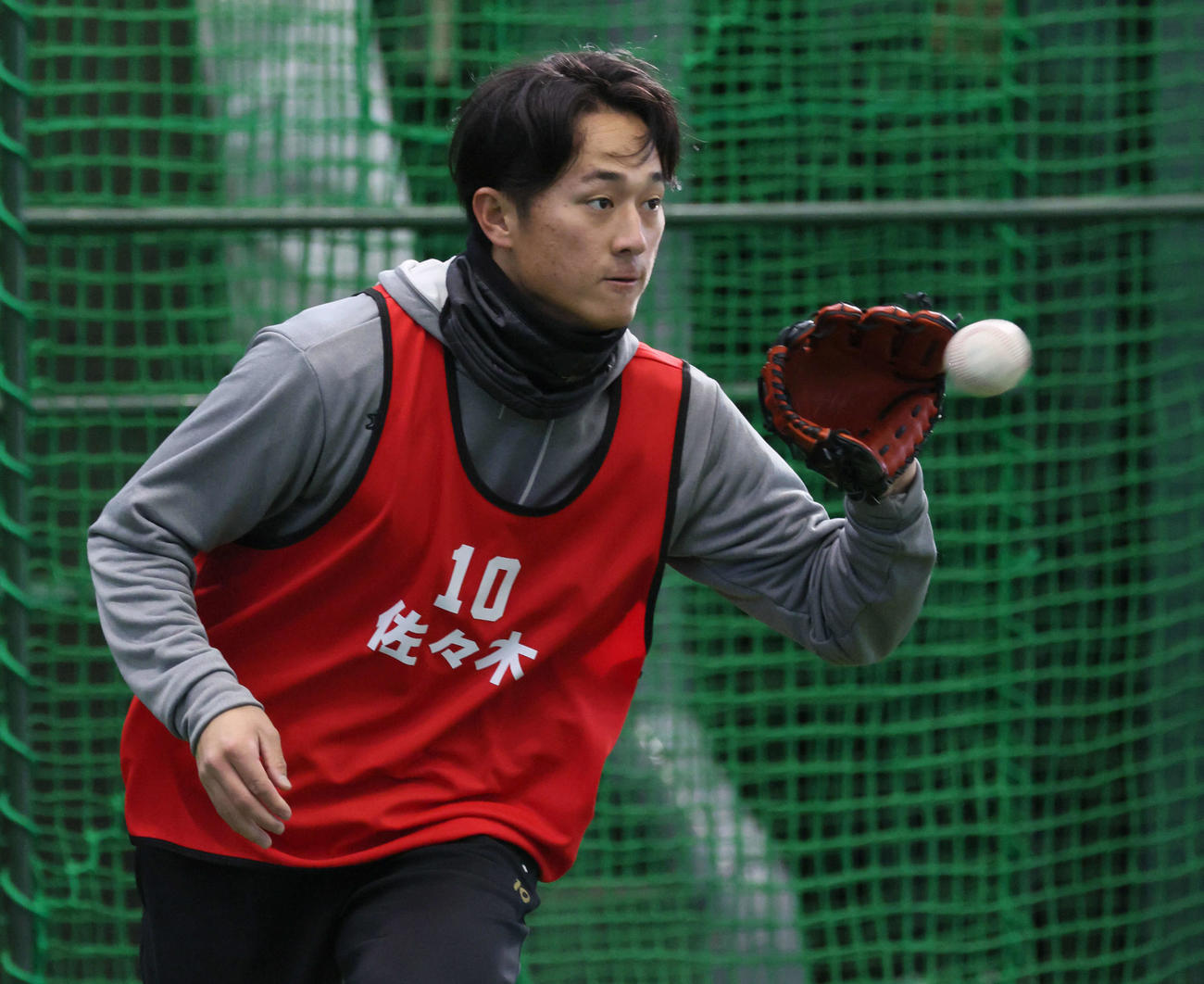 新人合同自主トレで、キャッチボールをする広島ドラフト1位の佐々木（撮影・加藤孝規）