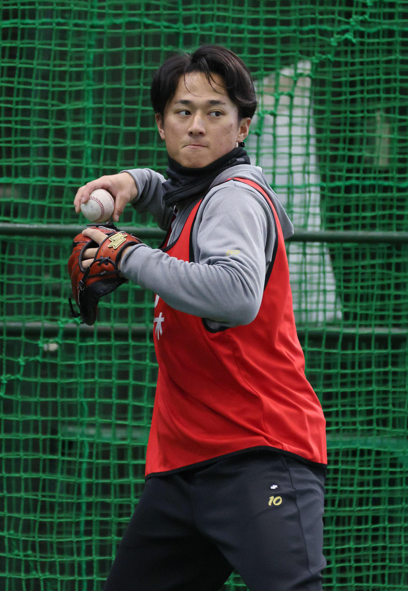 新人合同自主トレで、キャッチボールをする広島ドラフト1位の佐々木（撮影・加藤孝規）