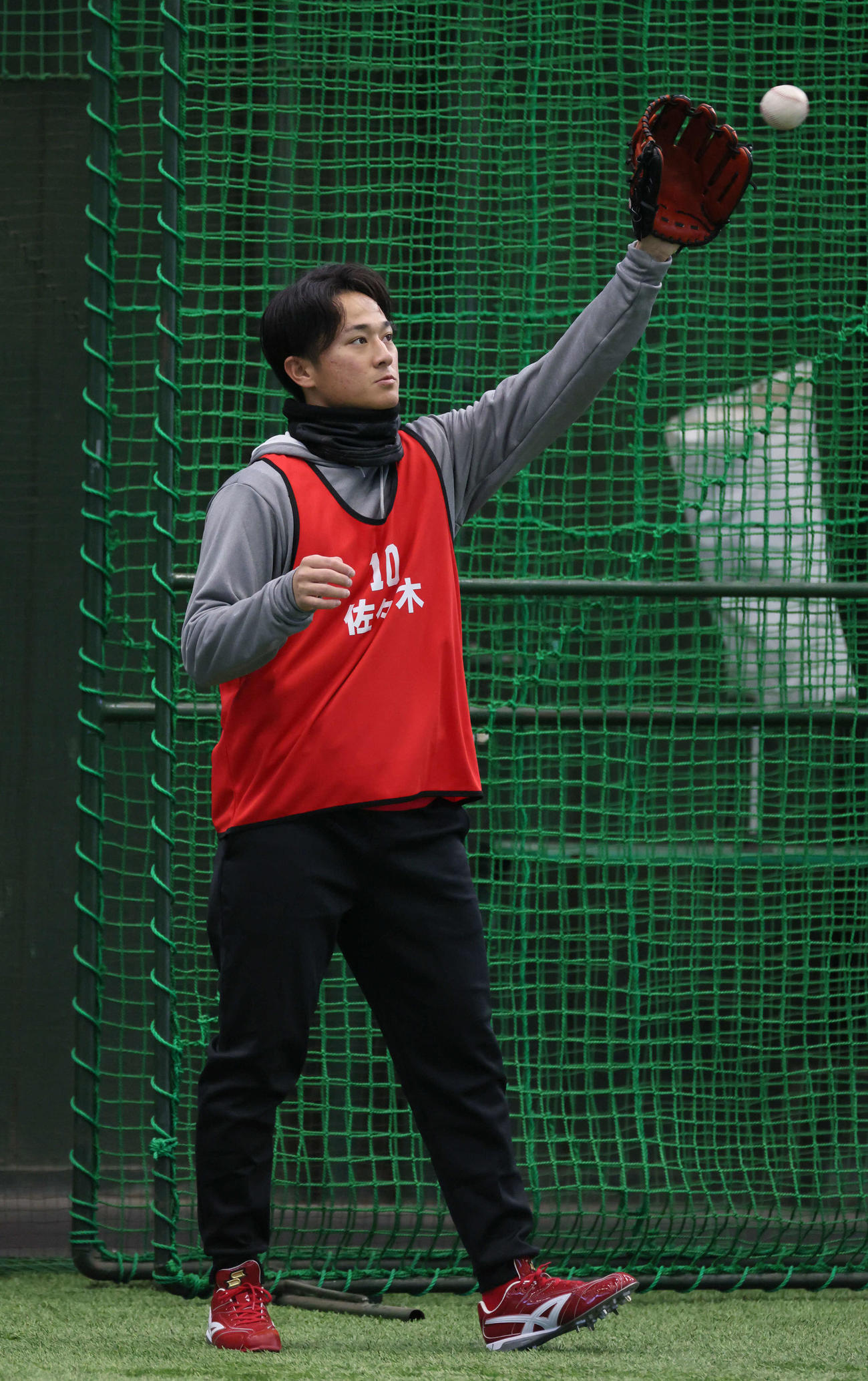 新人合同自主トレで、キャッチボールをする広島ドラフト1位の佐々木（撮影・加藤孝規）